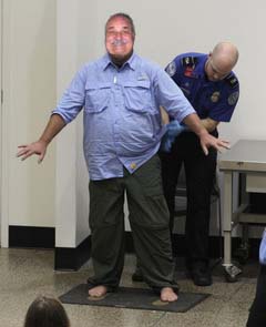 Tom gets his �Junk� touched!