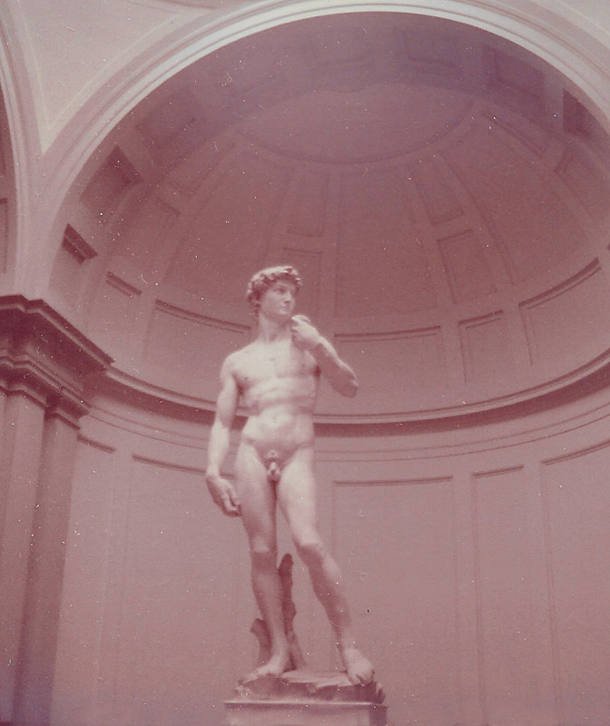 Tom�s Self-sculpture is a Big Hit with the Ladies of Asbury Village